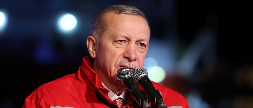 Wenige Wochen vor der Präsidentenwahl in der Türkei hat Amtsinhaber Recep Tayyip Erdogan kostenlose Erdgaslieferungen für die Bevölkerung angekündigt.