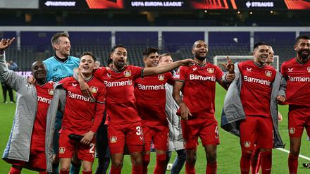 Leverkusens Spieler feiern nach der Partie.