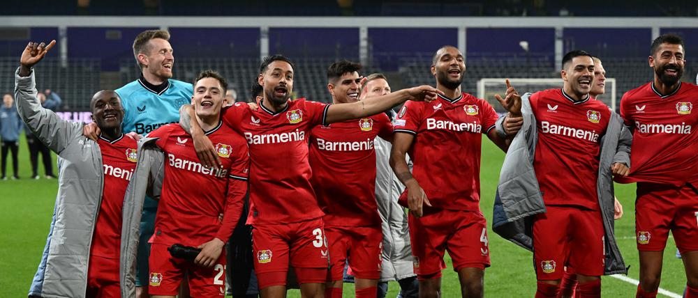 Leverkusens Spieler feiern nach der Partie.
