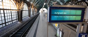 Eine digitale Anzeigetafel mit der Aufschrift „Aufgrund des Streiks findet kein Zugverkehr statt.“