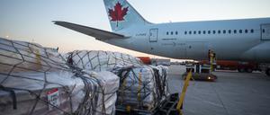 Auf dem Pearson-Flughafen in Toronto, Kanada, wird ein Flugzeug mit Hilfsgütern beladen.