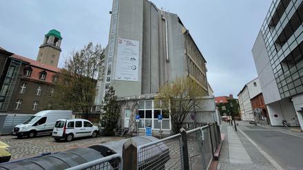 Links der Rathausturm, in der Mitte das Kulturhaus, rechts das Karstadt-Parkhaus.
