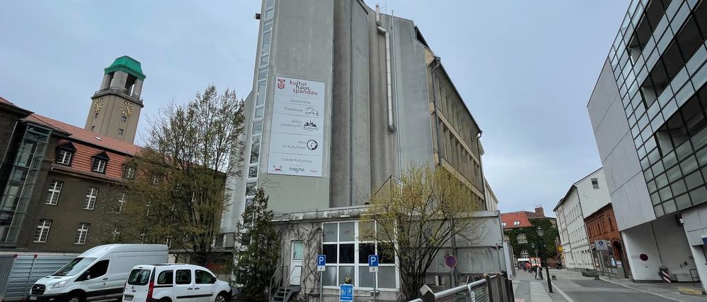 Links der Rathausturm, in der Mitte das Kulturhaus, rechts das Karstadt-Parkhaus.