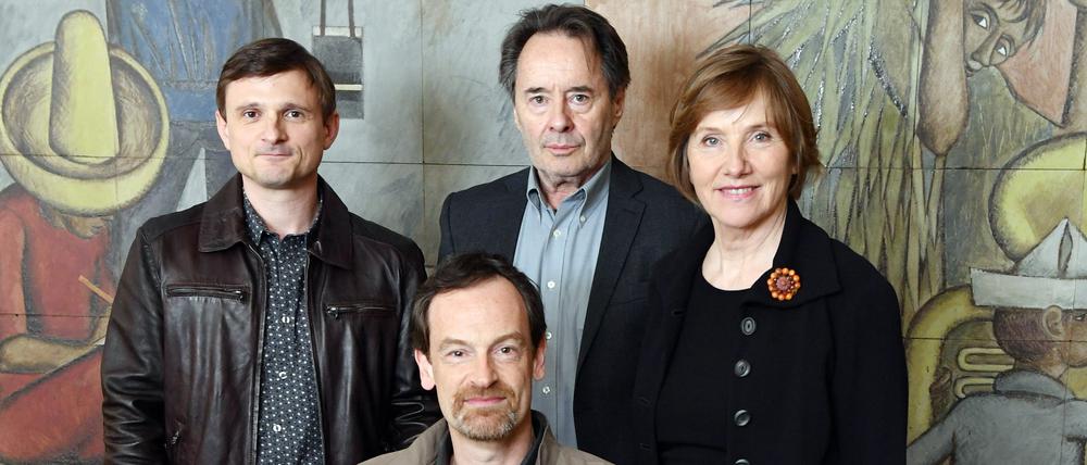 Familie Kupfer. Die Schauspieler Florian Lukas (l-r), Jörg Hartmann, Uwe Kockisch und Ruth Reinecke am Set der Staffel der Fernsehserie „Weissensee“.