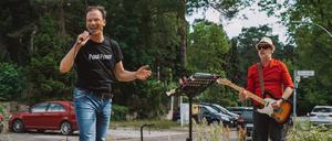 Straßenmusik zum Mitmachen auf dem Paul-Poser-Platz in Berlin-Frohnau.