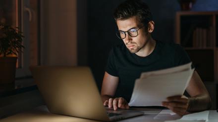 Abends noch einmal an den Laptop? Für viele Arbeitnehmerinnen und Arbeitnehmer ist das Alltag.