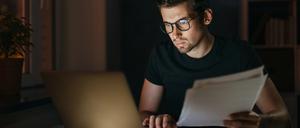 Abends noch einmal an den Laptop? Für viele Arbeitnehmerinnen und Arbeitnehmer ist das Alltag.