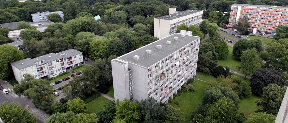 Hochhäuser des Hansaviertels verschiedener Architekten am Rande des Tiergartens.
