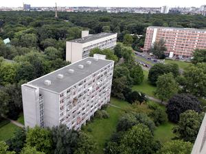 Hochhäuser des Hansaviertels verschiedener Architekten am Rande des Tiergartens. 