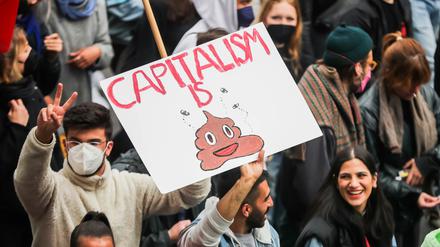 Teilnehmer der «Revolutionären 1. Mai-Demonstration» ziehen durch die Sonnenallee.