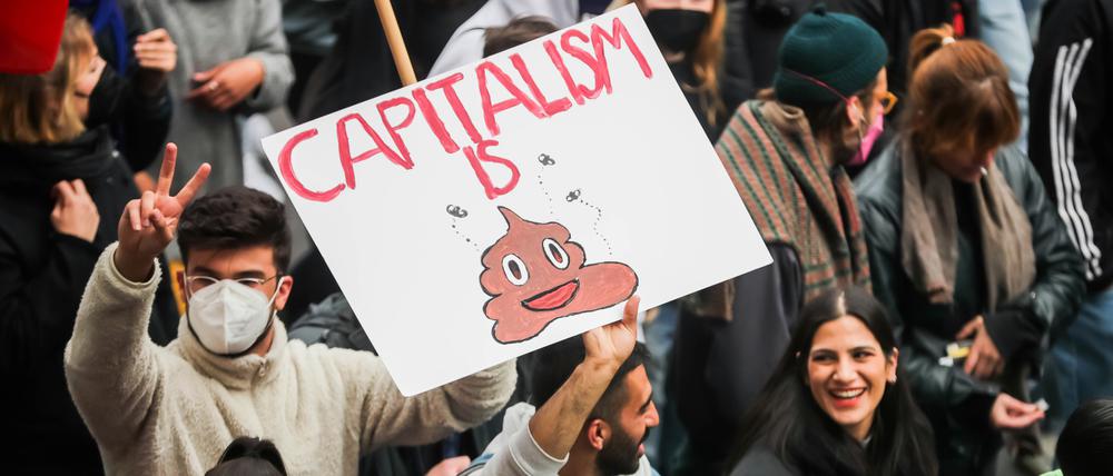 Teilnehmer der «Revolutionären 1. Mai-Demonstration» ziehen durch die Sonnenallee.