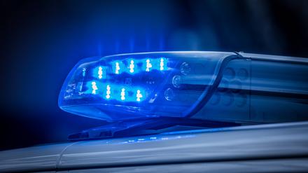 Auf einem Einsatzfahrzeug  blinkt das Blaulicht. 