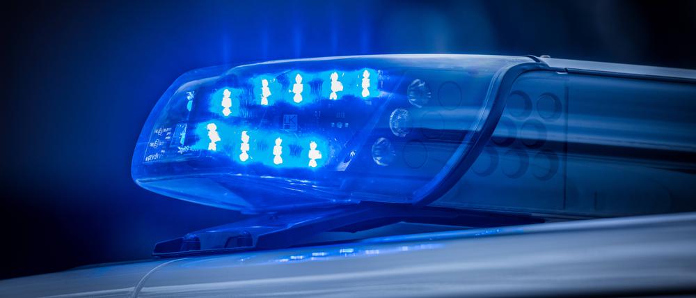 Auf einem Einsatzfahrzeug einer Blaulichtorganisation blinkt ein Blaulicht.