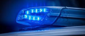 Auf einem Einsatzfahrzeug  blinkt das Blaulicht. 