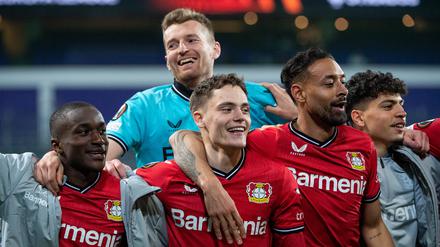 Bayers Spieler feiern das Weiterkommen.