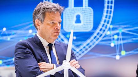Robert Habeck (Bündnis 90/Die Grünen), Bundesminister für Wirtschaft und Klimaschutz, beim Messerundgang auf der Industriemesse Hannover.