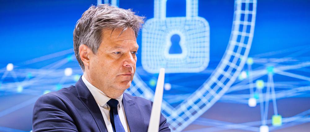 Robert Habeck (Bündnis 90/Die Grünen), Bundesminister für Wirtschaft und Klimaschutz, beim Messerundgang auf der Industriemesse Hannover.