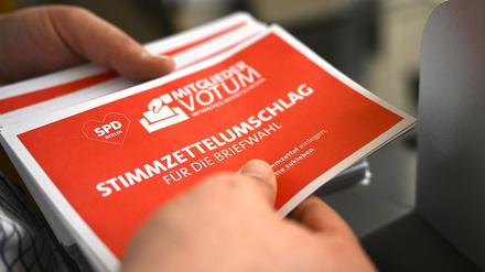 ARCHIV - 04.04.2023, Berlin: Mitarbeiter bereiten die Unterlagen für das Mitgliedervotum der SPD Berlin zum Koalitionsvertrag vor. Die Berliner SPD-Mitglieder waren aufgerufen, bis zum 21.4.2023 über eine gemeinsame Regierung mit der CDU abzustimmen.
(zu dpa: «Berliner SPD wartet auf das Ergebnis des Mitgliedervotums») Foto: Britta Pedersen/dpa +++ dpa-Bildfunk +++
