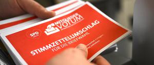ARCHIV - 04.04.2023, Berlin: Mitarbeiter bereiten die Unterlagen für das Mitgliedervotum der SPD Berlin zum Koalitionsvertrag vor. Die Berliner SPD-Mitglieder waren aufgerufen, bis zum 21.4.2023 über eine gemeinsame Regierung mit der CDU abzustimmen.
(zu dpa: «Berliner SPD wartet auf das Ergebnis des Mitgliedervotums») Foto: Britta Pedersen/dpa +++ dpa-Bildfunk +++