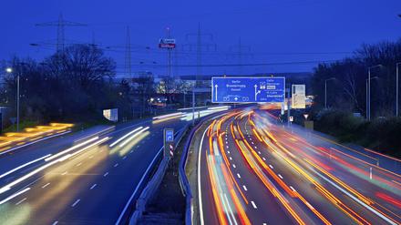 Österlicher Reiseverkehr auf der Autobahn A2 Richtung Berlin.