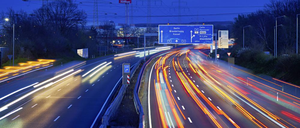 Österlicher Reiseverkehr auf der Autobahn A2 Richtung Berlin.