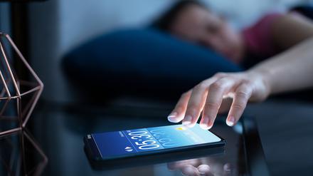 Snoozen sei ungesund, sagen Schlafexperten. Verschwörungstheorie, kontert unser Autor.