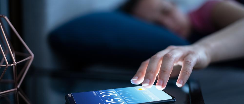 Snoozen sei ungesund, sagen Schlafexperten. Verschwörungstheorie, kontert unser Autor.