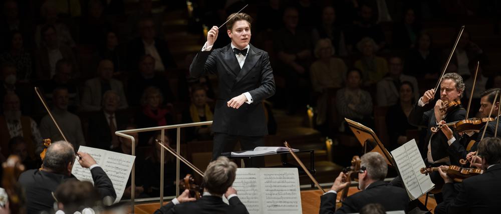 Dirigent Klaus Mäkelä in der Berliner Philharmonie mit den Berliner Philharmonikern.