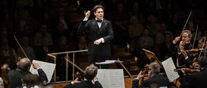 Dirigent Klaus Mäkelä in der Berliner Philharmonie mit den Berliner Philharmonikern.