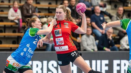 Lisa Vlug (r.) muss am Wochenende pausieren, will wie hier gegen Frisch Auf Göppingen aber wieder das Team verstärken.