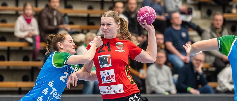 Lisa Vlug (r.) muss am Wochenende pausieren, will wie hier gegen Frisch Auf Göppingen aber wieder das Team verstärken.