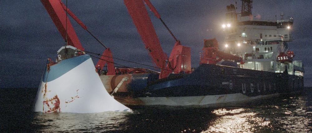 Dieses Archivfoto vom 19. November 1994 zeigt die Bugtür der gesunkenen Fähre M/S Estonia, als sie in der Nacht vom 19. November 1994 vor der Insel Uto vom Meeresgrund gehoben wurde.