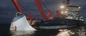 Teile der gesunkenen „Estonia“ werden am 19. November 1994 geborgen. 