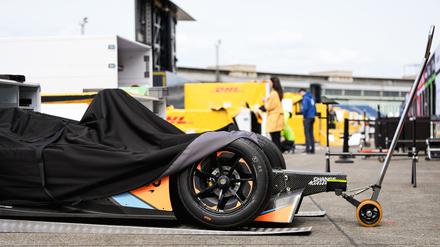 Verdecktes Formel E-Auto am Tempelhofer Feld.