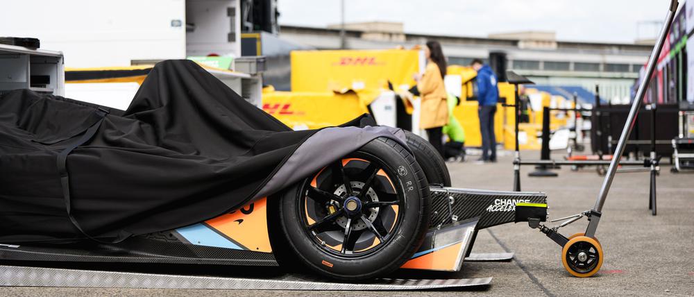 Verdecktes Formel E-Auto am Tempelhofer Feld.