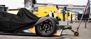 Verdecktes Formel E-Auto am Tempelhofer Feld.