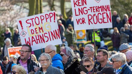 In Binz protestieren am Donnerstag Hunderte während des Besuchs von Bundeskanzler Scholz und Wirtschaftsminister Habeck.