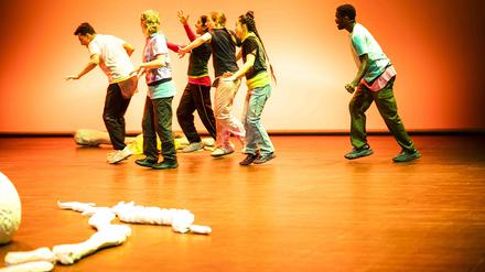 Enthusiasmus euphorisiert. „Blazing Worlds“ von Sergiu Matis im Radialsystem.