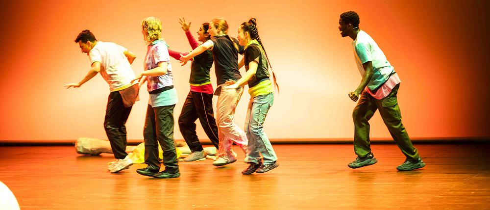 Enthusiasmus euphorisiert. „Blazing Worlds“ von Sergiu Matis im Radialsystem.