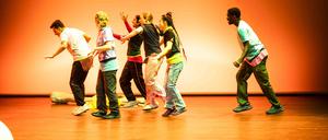 Enthusiasmus euphorisiert. „Blazing Worlds“ von Sergiu Matis im Radialsystem.