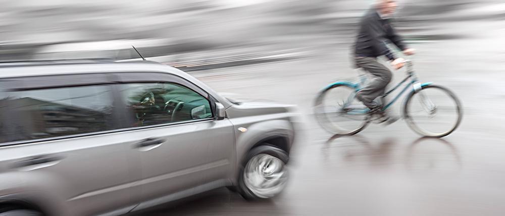 Gefährlich: Radfahrer:innen und Fußgänger:innen haben im Straßenverkehr gegenüber den Stahlkarossen das Nachsehen.