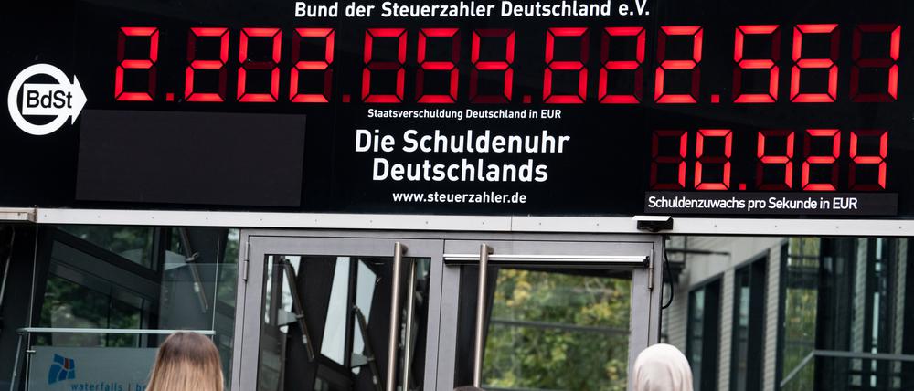 Die Schuldenuhr am Gebäude des Bundes der Steuerzahler.