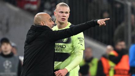 Da geht es lang zum Titel. Manchester Citys Trainer Pep Guardiola spricht mit Erling Haaland.
