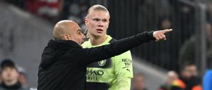 Da geht es lang zum Titel. Manchester Citys Trainer Pep Guardiola spricht mit Erling Haaland.