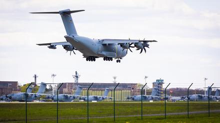 Ein Transportflugzeug vom Typ Airbus A400M der Luftwaffe befindet sich im Landeanflug auf den Fliegerhorst Wunstorf in der Region Hannover. 
