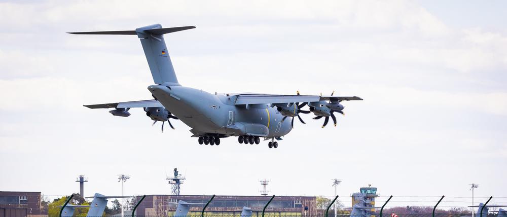 Ein Transportflugzeug vom Typ Airbus A400M der Luftwaffe befindet sich im Landeanflug auf den Fliegerhorst Wunstorf in der Region Hannover.