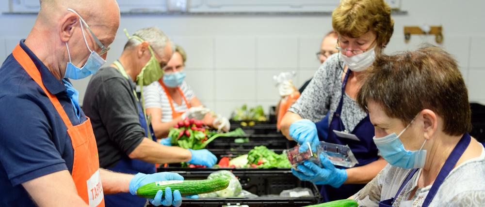 Ehrenamtliche sortieren bei der Potsdamer Tafel Lebensmitte für Bedürftige.