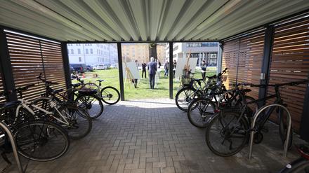 Zehn Fahrradparkhäuser sollen bis Ende 2026 in Brandenburg entstehen.