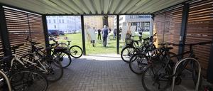 Zehn Fahrradparkhäuser sollen bis Ende 2026 in Brandenburg entstehen.