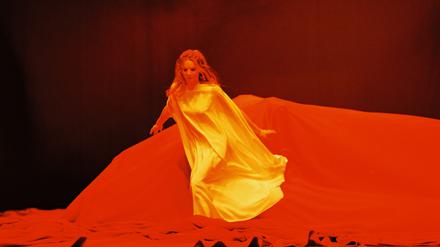 Lilith Stangenberg als babylonische Herrscherin. Foto: Apollonia T. Bitzan/Volksbühne